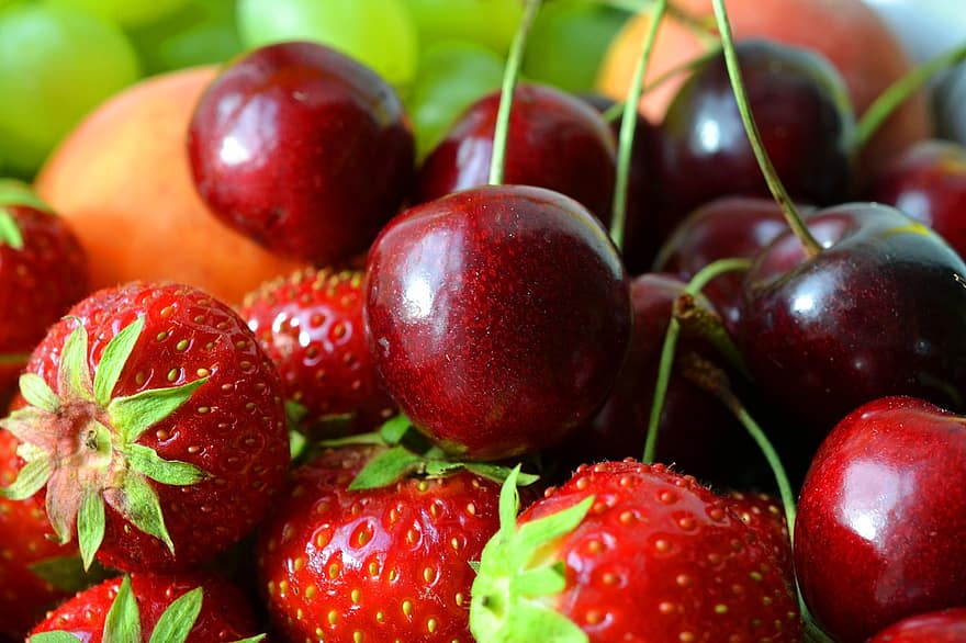A la primavera, la fruita s'omple de color A la primavera, la fruita s'omple de color