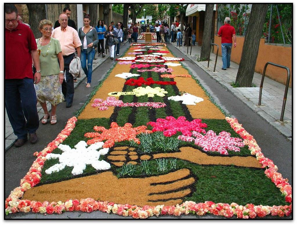 Les catifes de flors omplen els municipis de Catalunya per Corpus