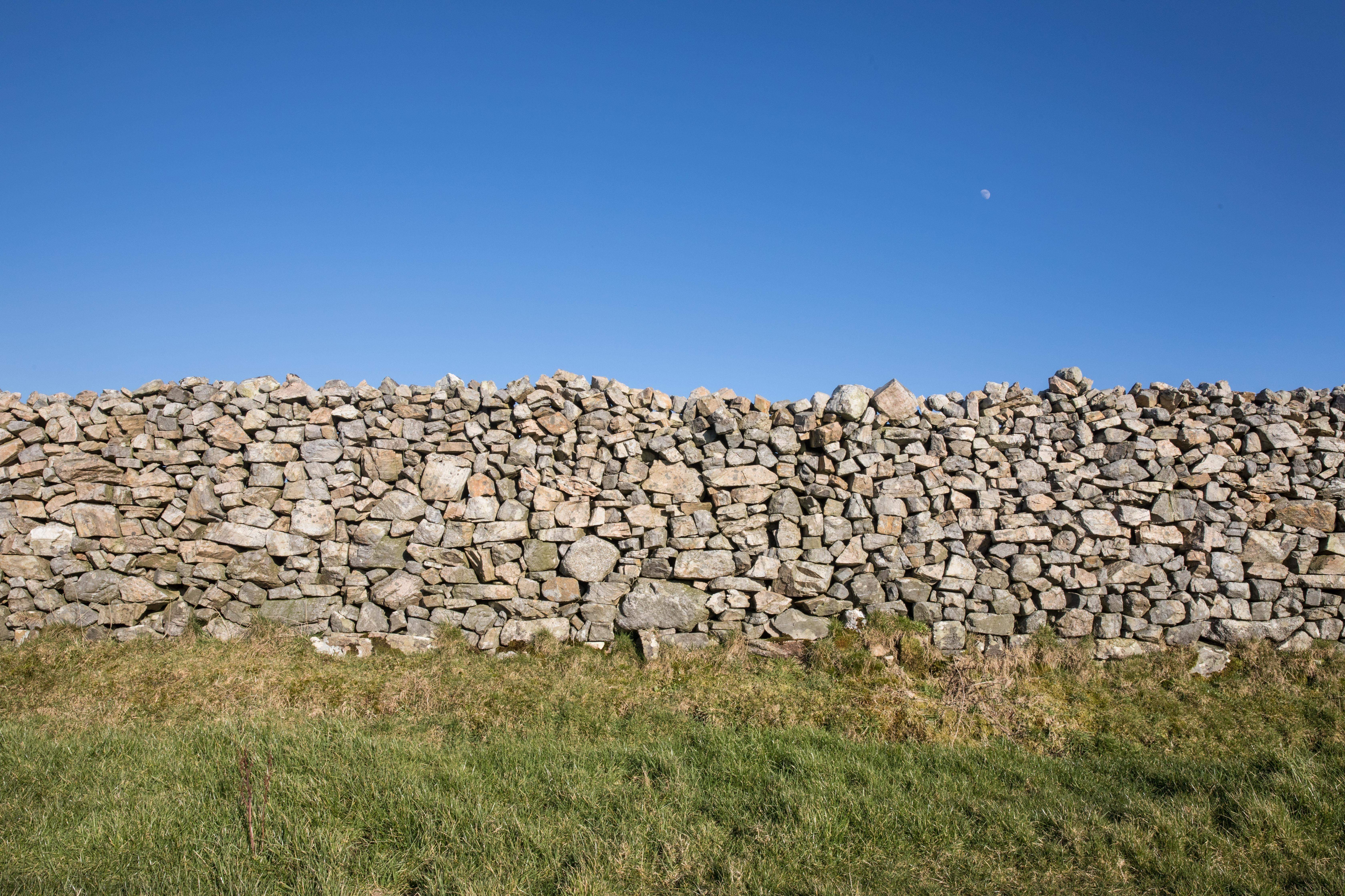 hermosa foto muro piedra campo verde cielo despejado