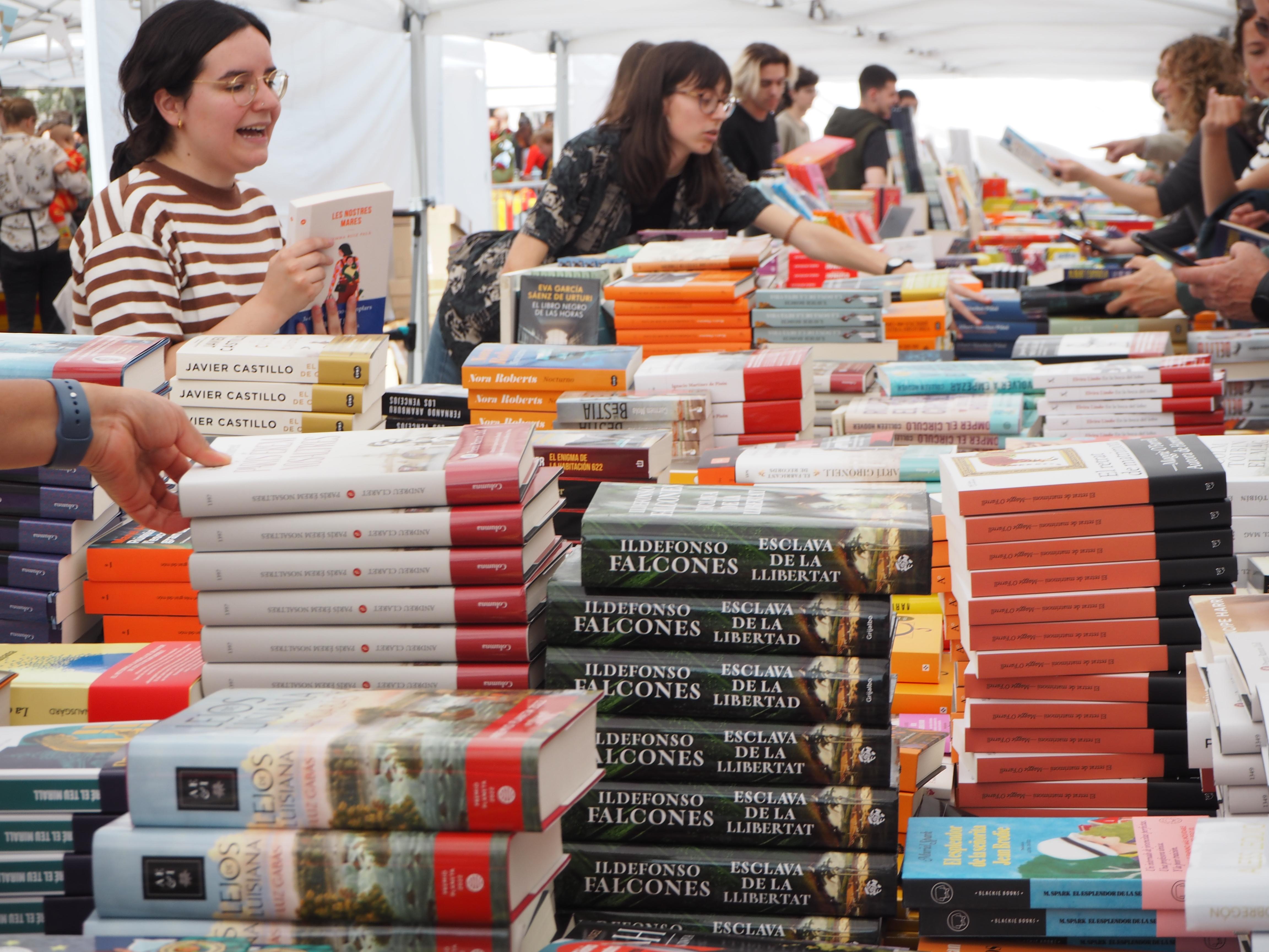 Celebració del Dia del Llibre i la Rosa 2023 a Barcelona FOTO Monmar Comunicació