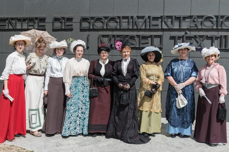 Els vestits d'epoca omplen els carrers de Terrassa durant la Fira Modernista FOTO Centre de Documentació i Museu Tèxtil Els vestits d'epoca omplen els carrers de Terrassa durant la Fira Modernista FOTO Centre de Documentació i Museu Tèxtil