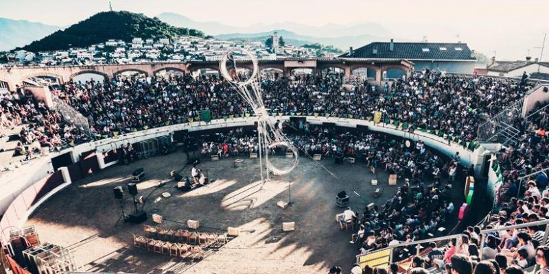 Circ a la plaça d'Olot Circ a la plaça d'Olot