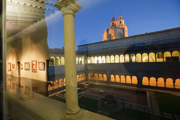 El Museo de Sant Cugat del Vallès, de noche El Museo de Sant Cugat del Vallès, de noche