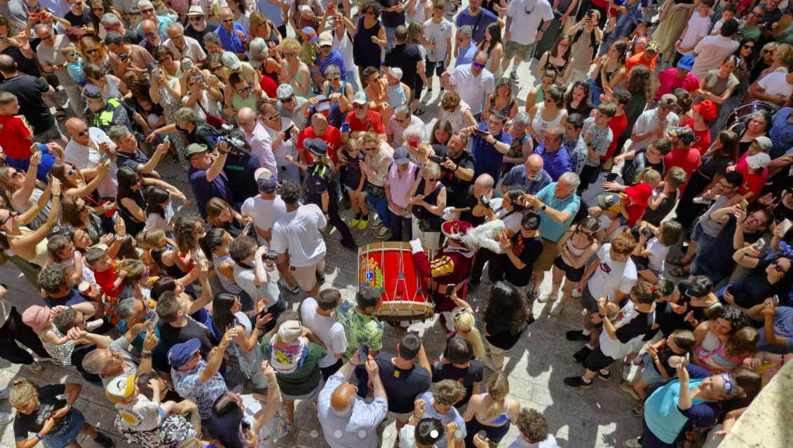 Tabaler anunciant la celebració de La Patum 2025 després del Ple de l'Ascenció FOTO lapatum.cat