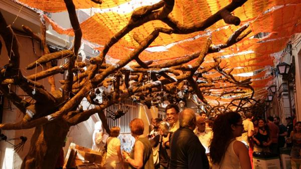 Carrer guarnit en una edició anterior de la festa FOTO Ajuntament de Barcelona