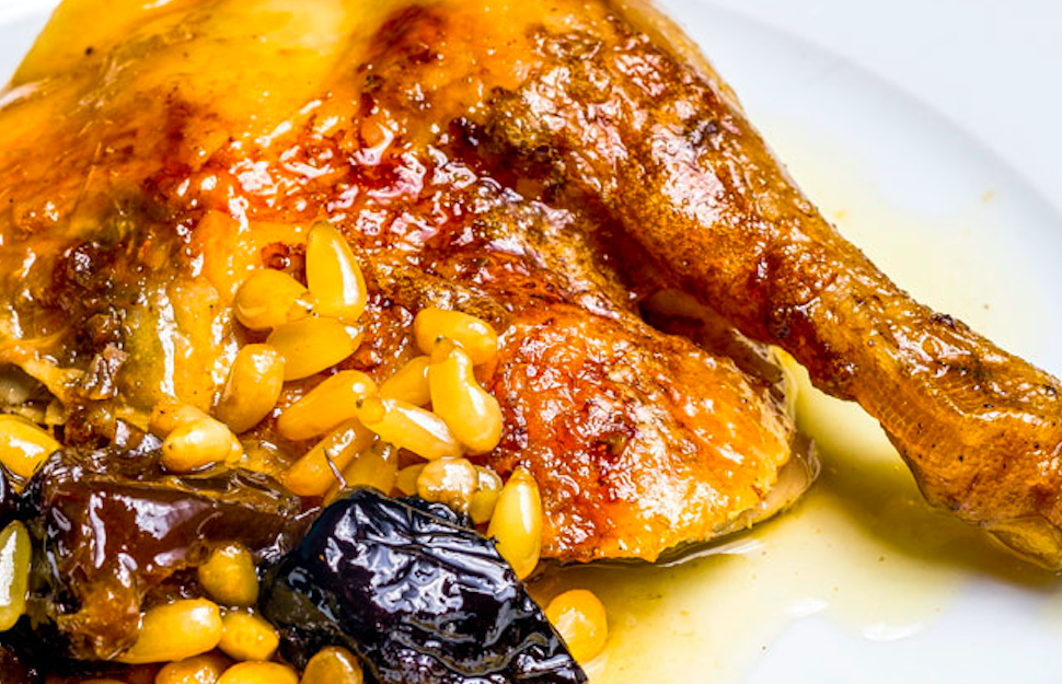 Ànec rostit amb prunes i pinyons