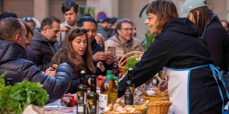 Degustación y venta de productos durante la fiesta FOTO festacalcotadavalls.cat