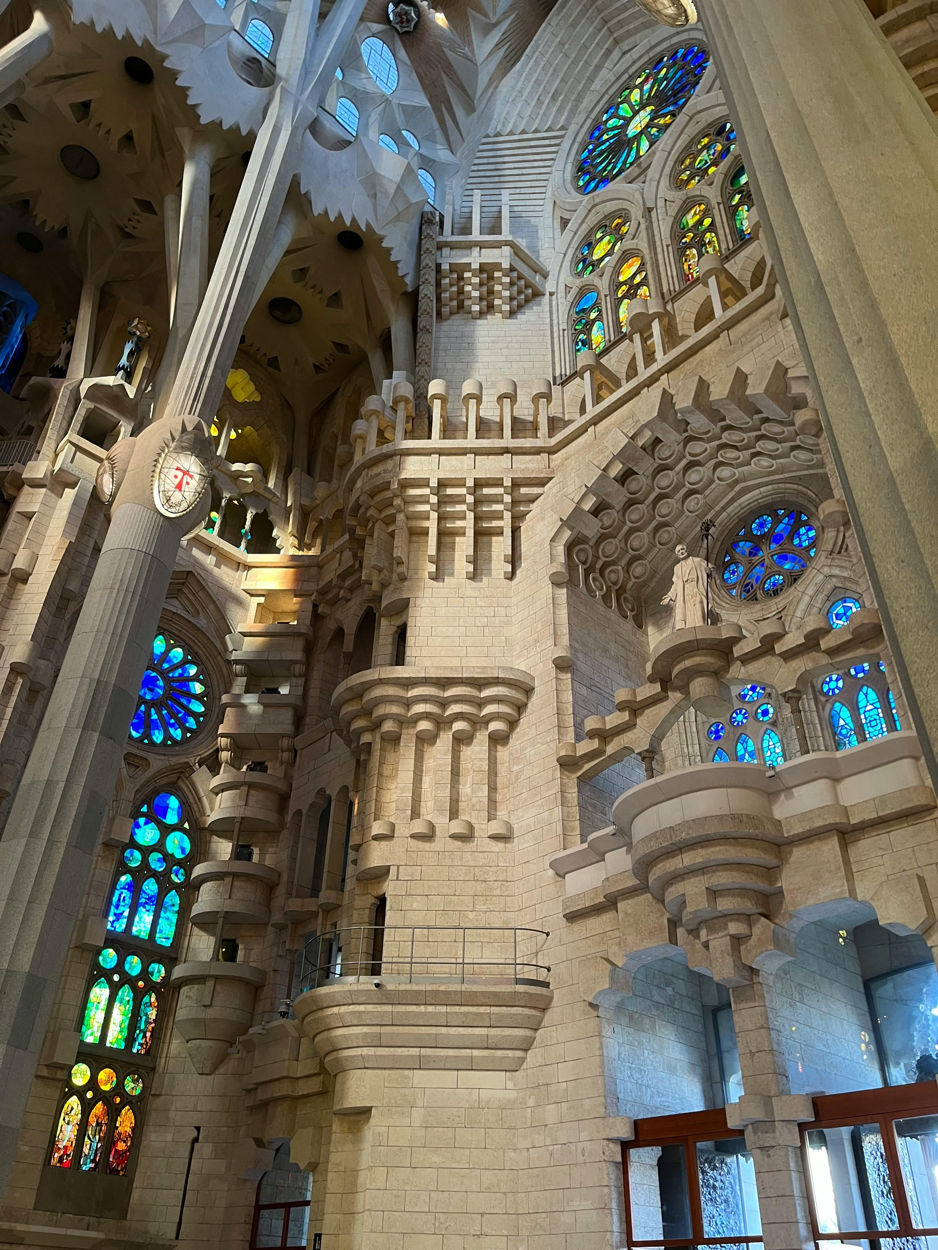 Interior de la Sagrada Família il·luminat pels vitralls
